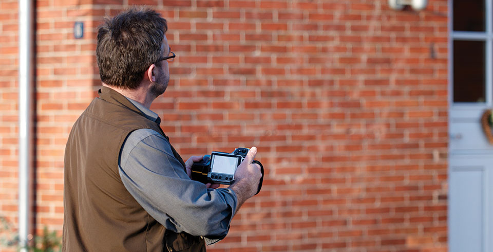 Byggesagkyndig udfører udvendig termografering af husfacade